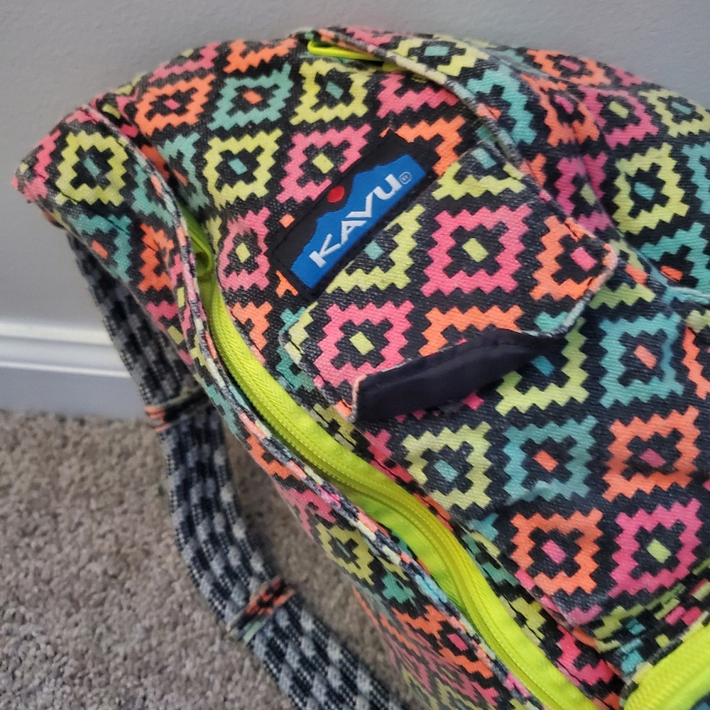 Kavu 80s Style Multicolor Patterned Rope Bag Backpack - Picture 3 of 9